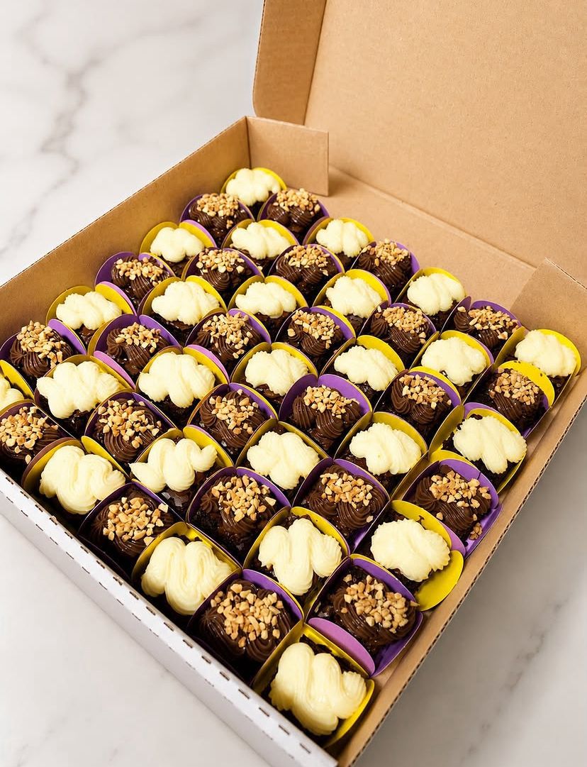 Caixa com mini brownies para festa