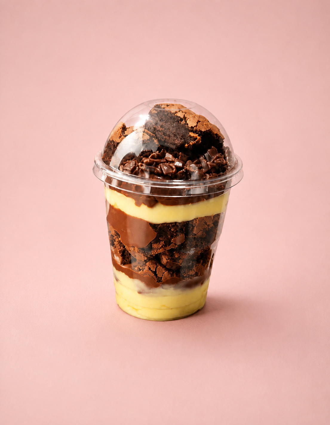 Copo de brownie com camadas de creme e chocolate